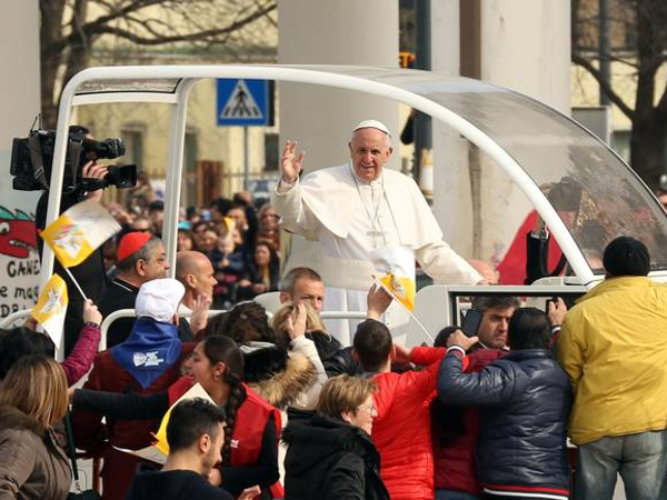 La parola ai dalmata: Arcigay Napoli risponde sulla vicenda Bergoglio - papa napoli - Gay.it