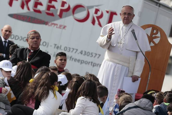 La parola ai dalmata: Arcigay Napoli risponde sulla vicenda Bergoglio - papa napoli1 - Gay.it