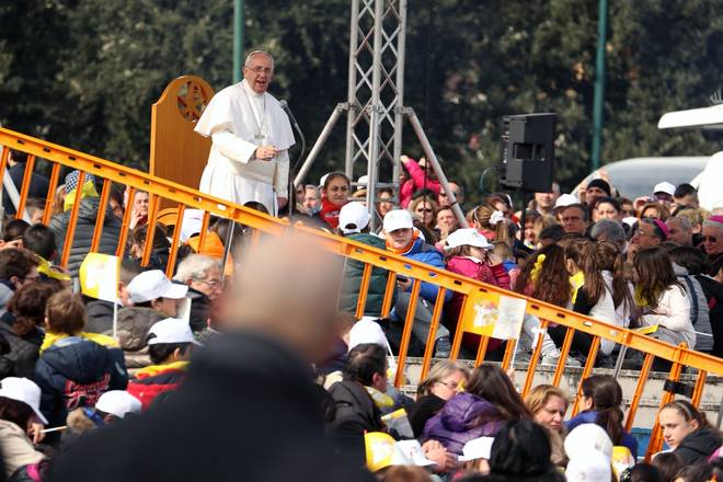 La parola ai dalmata: Arcigay Napoli risponde sulla vicenda Bergoglio - papa napoli2 - Gay.it