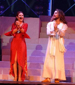 TORNA IL MUSICAL SU GESÙ - paride acacia e olivia cinq - Gay.it
