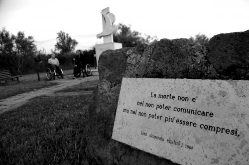 Pasolini "uno di noi", quaranta anni dopo la sua morte - pasolini cimitero - Gay.it