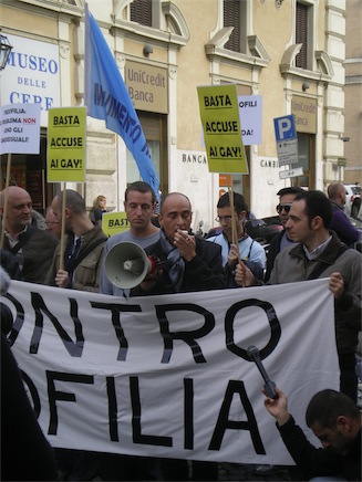 In 50 a Roma contro le dichiarazioni diffamatorie di Bertone - pataneroma1 - Gay.it