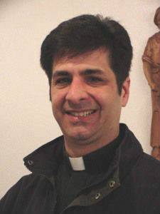 Bronx: prete cattolico spende 1 milione di dollari in escort e droga - Peter Miqueli 1 - Gay.it