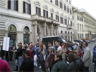 In 50 a Roma contro le dichiarazioni diffamatorie di Bertone - pedofiliabertoneroma - Gay.it
