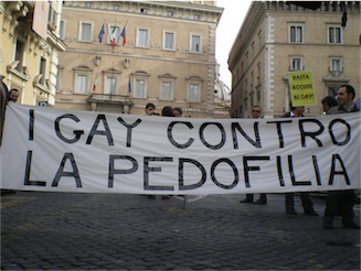In 50 a Roma contro le dichiarazioni diffamatorie di Bertone - pedofiliabertoneroma11 - Gay.it