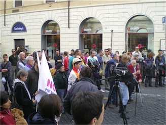 In 50 a Roma contro le dichiarazioni diffamatorie di Bertone - pedofiliabertoneroma2 - Gay.it