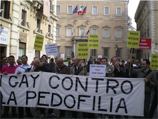 In 50 a Roma contro le dichiarazioni diffamatorie di Bertone - pedofiliabertoneroma4 - Gay.it