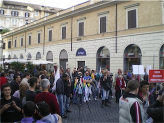 In 50 a Roma contro le dichiarazioni diffamatorie di Bertone - pedofiliabertoneroma6 - Gay.it