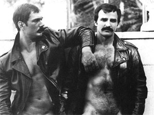 UNA PASSIONE CHIAMATA LEATHER - pelle nera05 - Gay.it