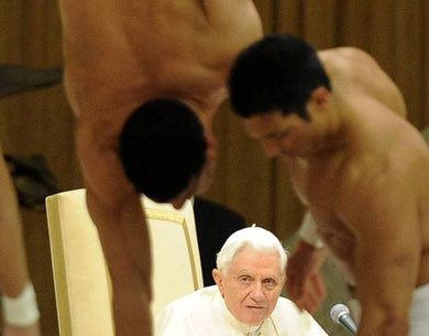 "Ratzinger è gay, una donna mancata" - pellegrinipapaF4 - Gay.it