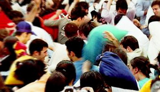 Weekend di piume e lustrini: arrivano cuscinate e discoteca! - pillowfight - Gay.it