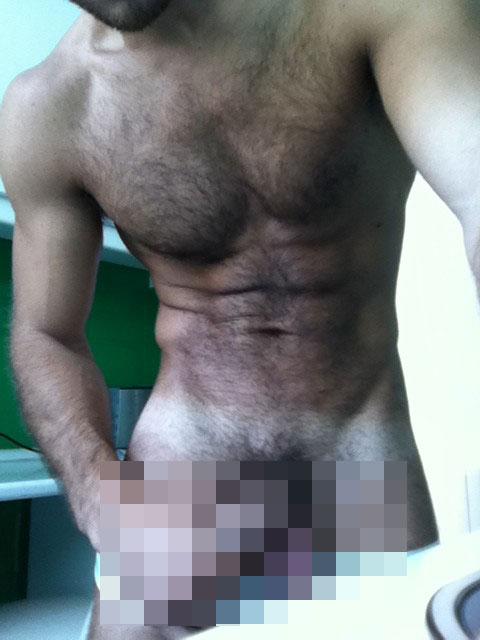 Valerio Pino scatenato. Foto nudo, in mutande, semieccitato - pinonudoF1 - Gay.it