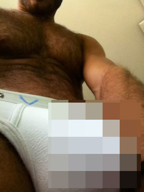 Valerio Pino scatenato. Foto nudo, in mutande, semieccitato - pinonudoF2 - Gay.it