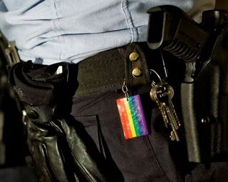 Poliziotto gay licenziato: proponeva sesso in divisa - polizialicenziatoF2 - Gay.it