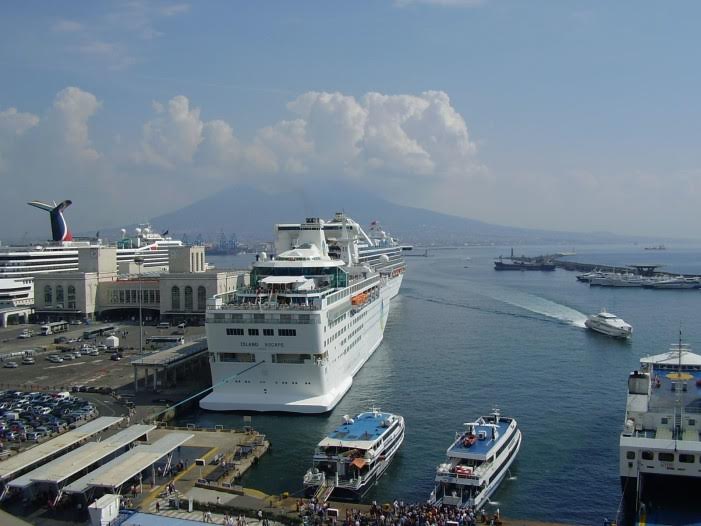 Napoli: ennesima aggressione omofobica nel porto. L'intervista. - porto napoli - Gay.it