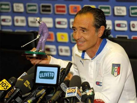 Prandelli: "Magari presto un coming out nel calcio" - prandelli friendlyF3 - Gay.it