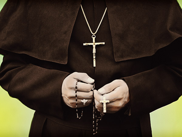 Parla l'escort: il monsignore, il prete, due frati. Ecco i miei amanti - prete intervista chiesa BS - Gay.it