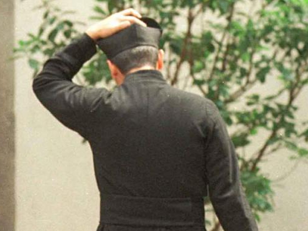 "Tutto iniziò col sesso in seminario": storia di un ex parroco gay - prete ricatto - Gay.it