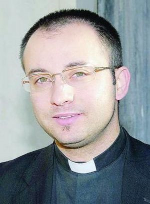 "Il nostro parroco è gay? Non importa, noi siamo con lui" - prete rumeno gayF2 - Gay.it