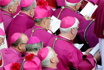 La Cei ha deciso: nessun obbligo di denuncia dei preti pedofili - preti prostituzioneF1 - Gay.it