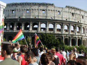 Aggressione vicino alla Gay Street nel 2010: assolti i tre rumeni - pride2001colosseo2 - Gay.it