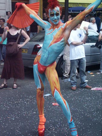 LUXURIA: "TRANS BELLE E COLORATE, MA EVITATE IL TOPLESS" - pride coloreF4 - Gay.it