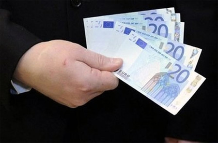 Ex professore adescava 13enni per pochi euro: arrestato - professore cataniaF1 - Gay.it
