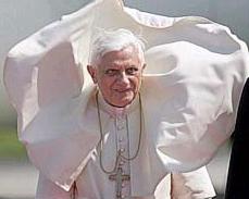 Uk: 8000 firme in due giorni contro la visita del Papa - Ratzinger2 - Gay.it