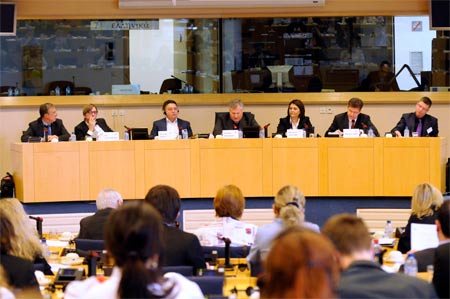 L'Europa agli stati: "Libera circolazione delle coppie gay" - rapporto cittadinanzaF1 - Gay.it