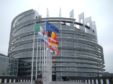 L'Europa agli stati: "Libera circolazione delle coppie gay" - rapporto cittadinanzaF3 - Gay.it