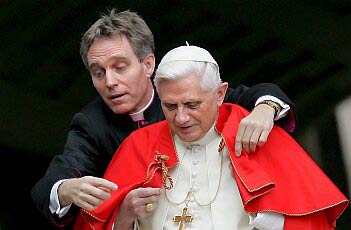 "Il guizzo negli occhi del papa davanti ai corpi maschili" - ratzinger e georgF2 - Gay.it