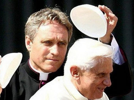 "Il guizzo negli occhi del papa davanti ai corpi maschili" - ratzinger gayBASE - Gay.it
