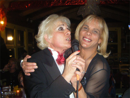 Al funerale dell'ex compagno, trans aggredita dai familiari - regina funeraleF1 - Gay.it