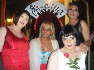 Al funerale dell'ex compagno, trans aggredita dai familiari - regina funeraleF3 - Gay.it