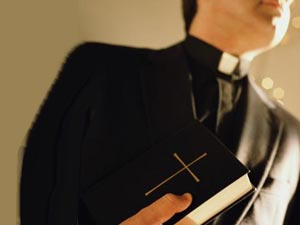 "Tutto iniziò col sesso in seminario": storia di un ex parroco gay - relazione prete - Gay.it