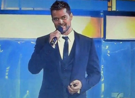 Ricky Martin nella prima apparizione pubblica: "Basta odio" - rickymartinprimaF1 - Gay.it