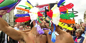 Roma Pride: 20 carri allegorici alla parata. Adesione del PD - romacarriprideF1 - Gay.it
