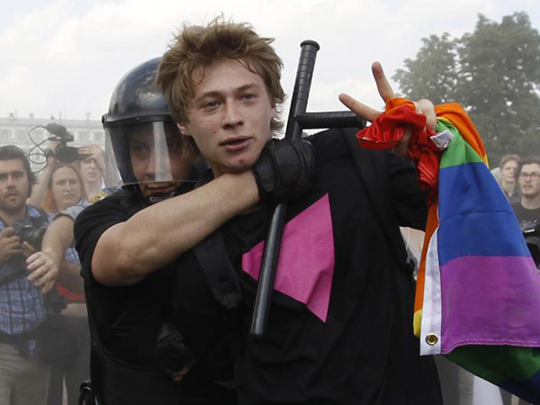 Il Parlamento ucraino conferma le discriminazioni per le persone LGBT - russia gay pride attivista poliziotto - Gay.it