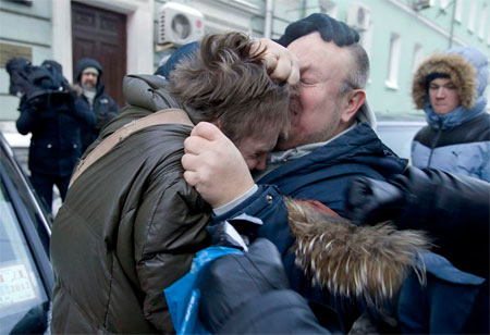 Mosca: licenziato insegnante gay friendly "per il bene della scuola" - russia scontri dumaF1 - Gay.it