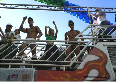 In 3 milioni per il Gay Pride più grande del mondo - sanpaolo2010F1 - Gay.it