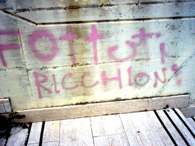 FOTTUTI RICCHIONI - scritta avellino01 - Gay.it