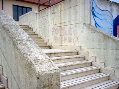FOTTUTI RICCHIONI - scritta avellino03 - Gay.it
