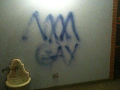 Scritte omofobe sul muro di casa di una coppia gay - scrittemurogayF1 - Gay.it