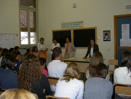 Commenti omofobi in classe. Prof punita dal provveditore - scuola friuliBASE - Gay.it