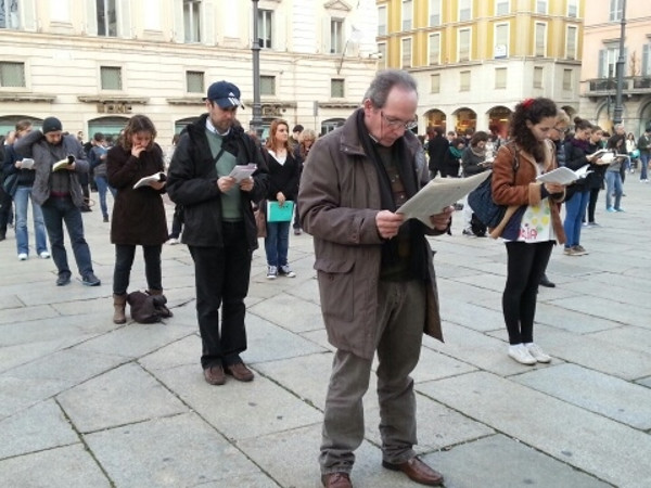 Bacio in mezzo alle Sentinelle: denunciati per "disturbo della quiete" - sentinelle in piedi - Gay.it