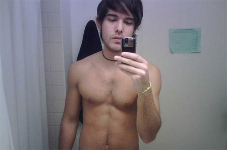 Quel misterioso maschio conosciuto in chat - sessoechatF3 - Gay.it