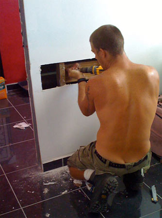 Sabato? In casa con l'operaio sexy e la tv da riparare - Gay.it