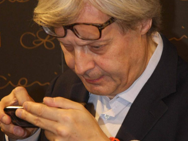 Al Senato Sgarbi-show, evidentemente in cerca di pubblicità - sgarbi sms - Gay.it
