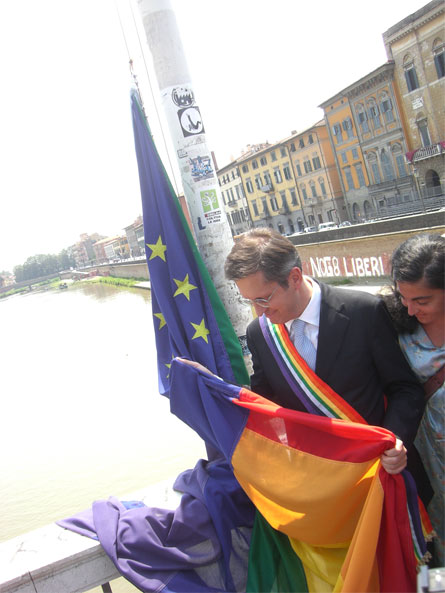 Pisa, Sindaco indossa fascia arcobaleno e issa bandiera gay - sindacopisa2 - Gay.it