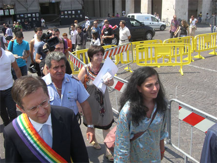 Pisa, Sindaco indossa fascia arcobaleno e issa bandiera gay - sindacopisa3 - Gay.it